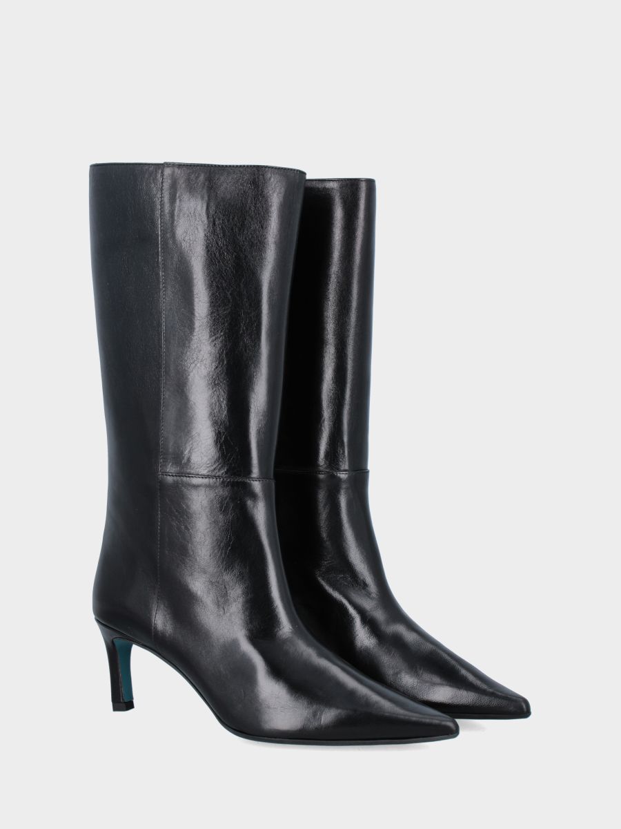 Stivale 3/4 in vitello nero con tacco dritto a coda