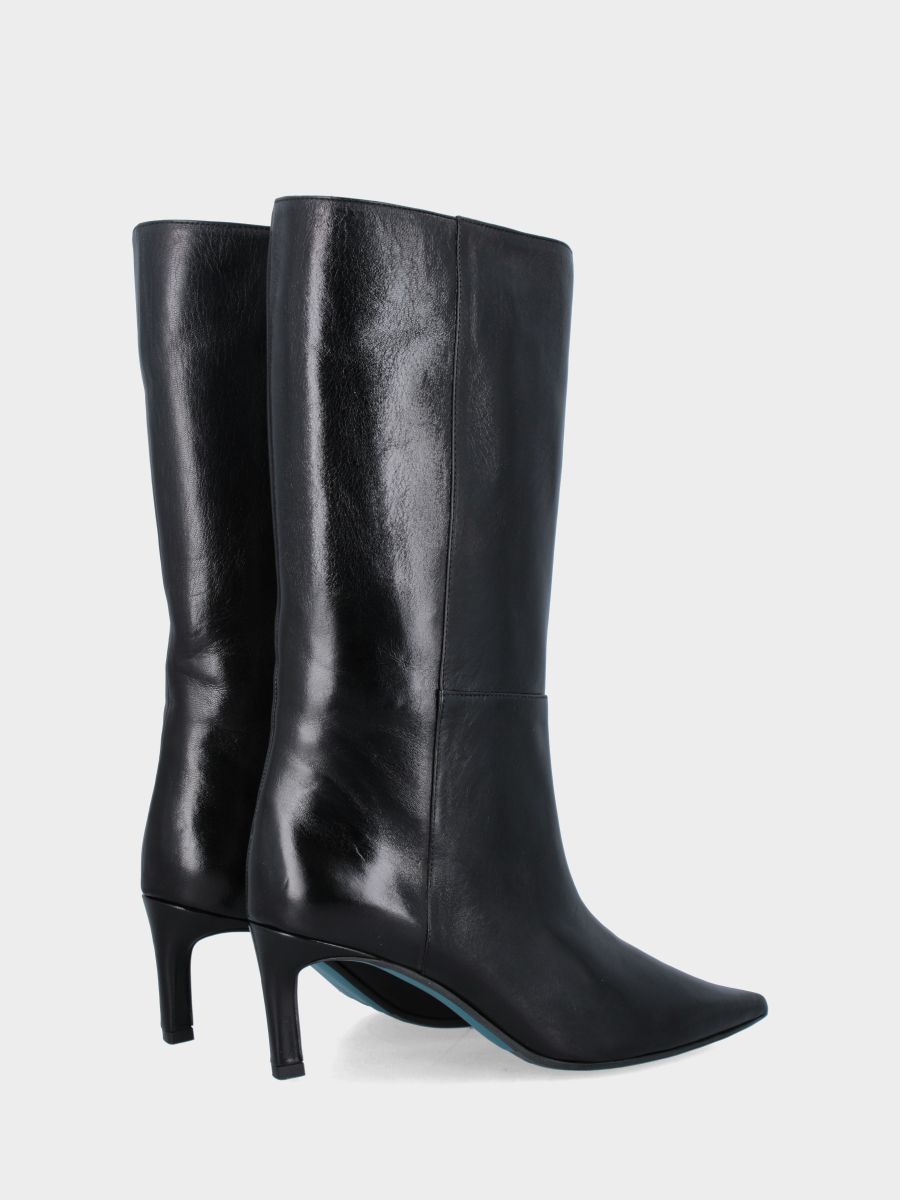 Stivale 3/4 in vitello nero con tacco dritto a coda