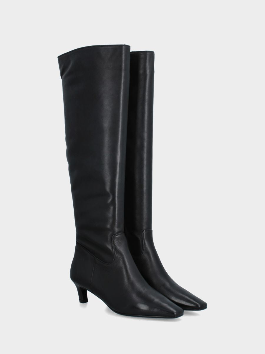 Stiefel aus schwarzem Nappaleder mit Pfennigabsatz und kniehohem Schaft