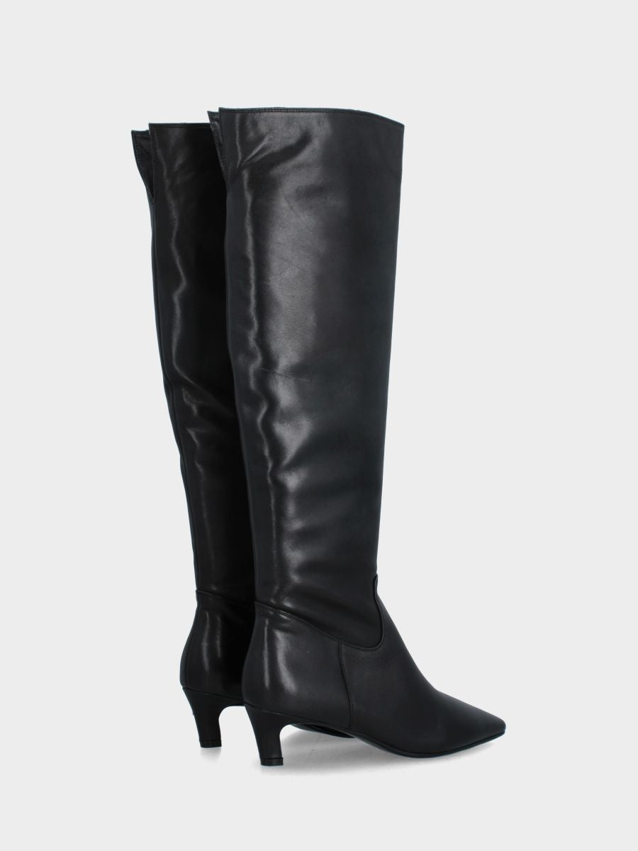 Stiefel aus schwarzem Nappaleder mit Pfennigabsatz und kniehohem Schaft