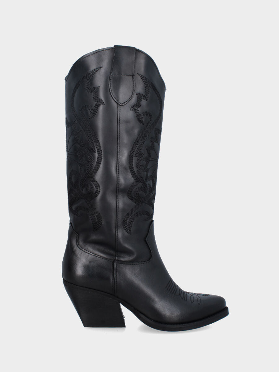 Camperos in vitello nero con ricami floreali e tacco alto