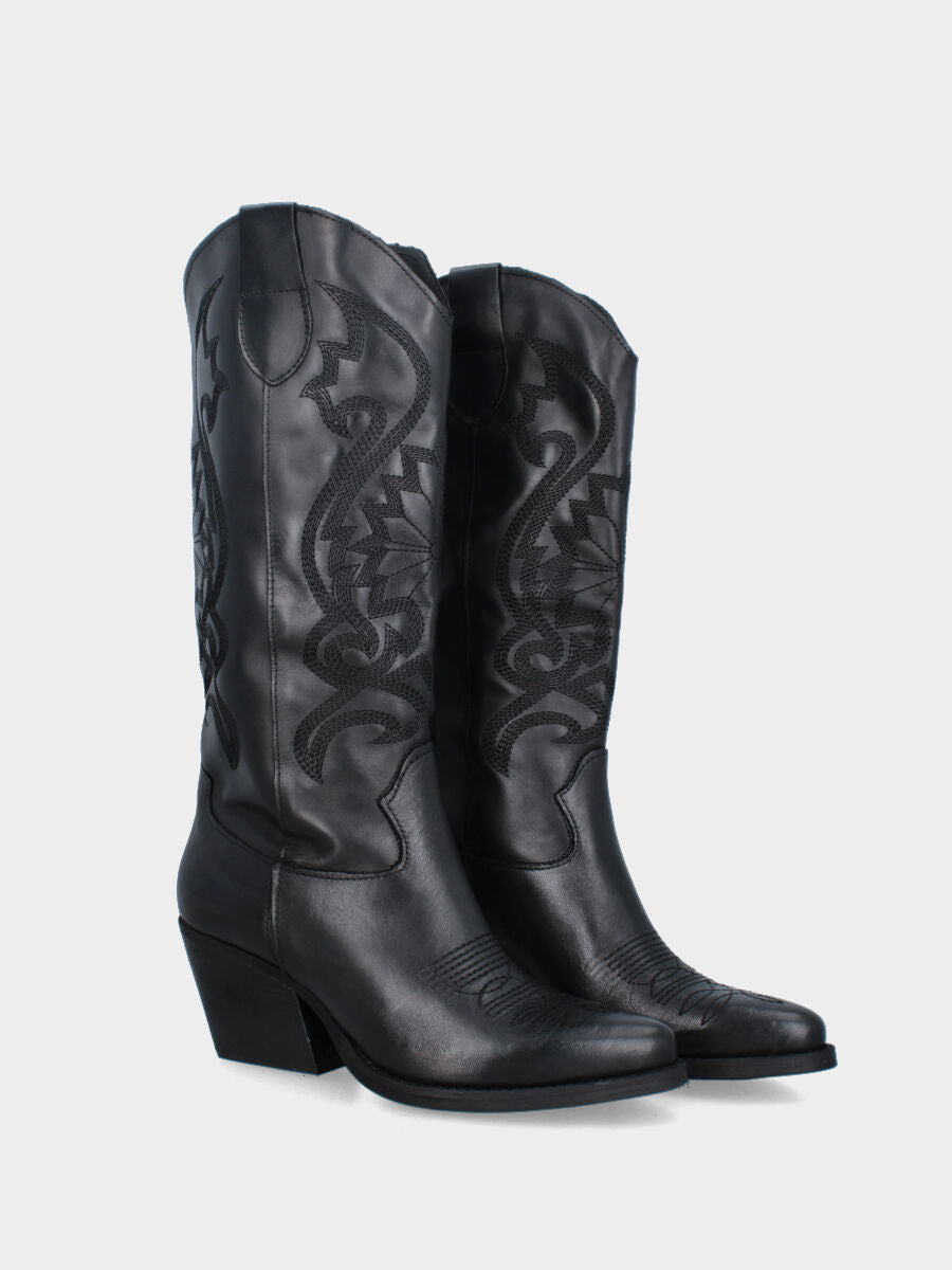 Camperos in vitello nero con ricami floreali e tacco alto