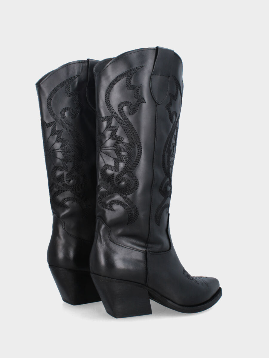 Camperos in vitello nero con ricami floreali e tacco alto