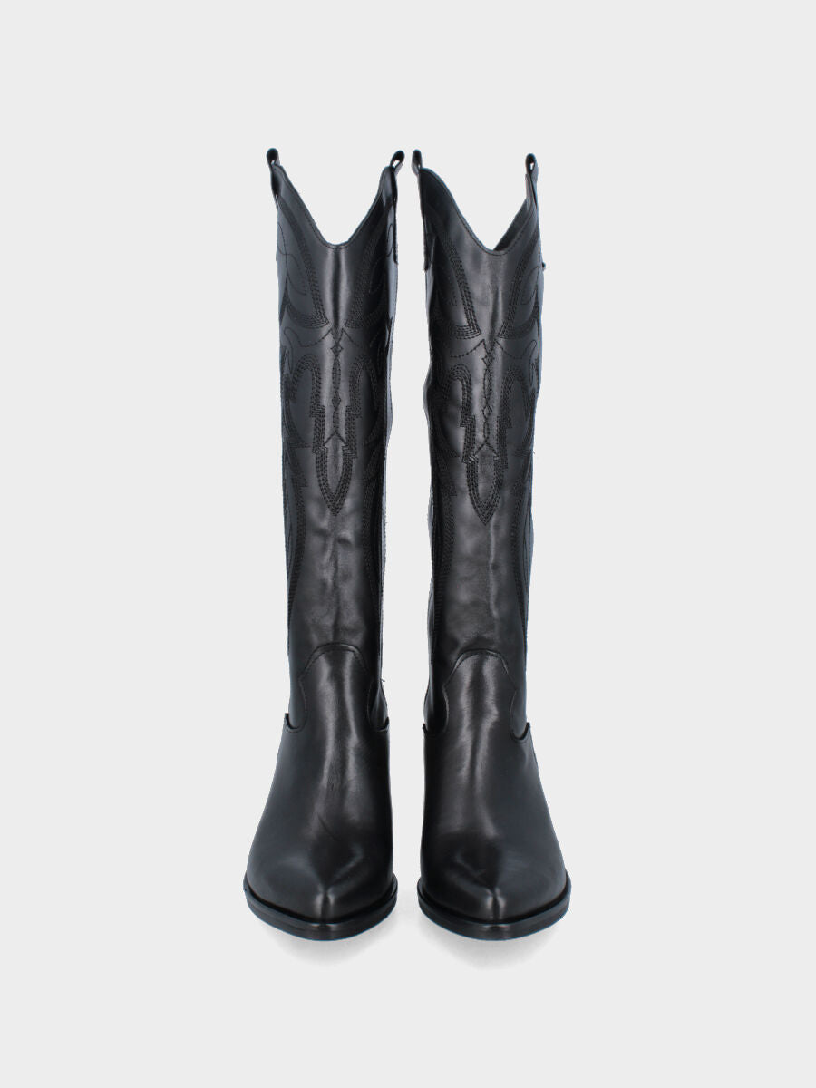 Camperos in vitello nero con ricami sul gambale a tubo