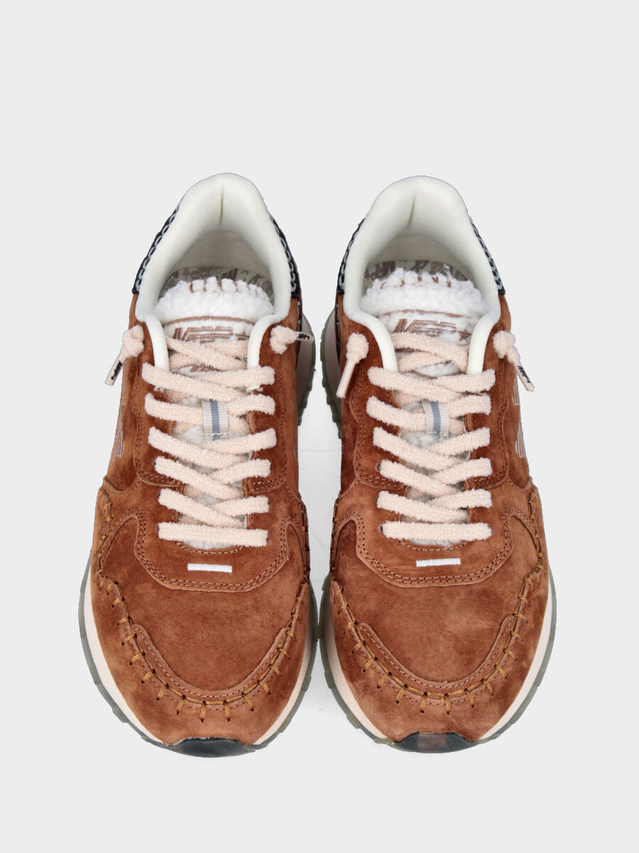 Sneaker in camoscio color cuoio dal design essenziale e chic