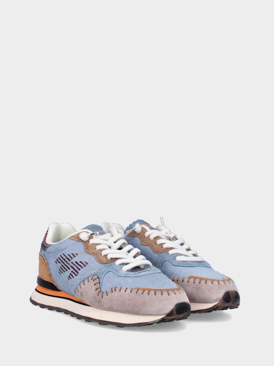 Sneaker in camoscio celeste e finiture multicolor