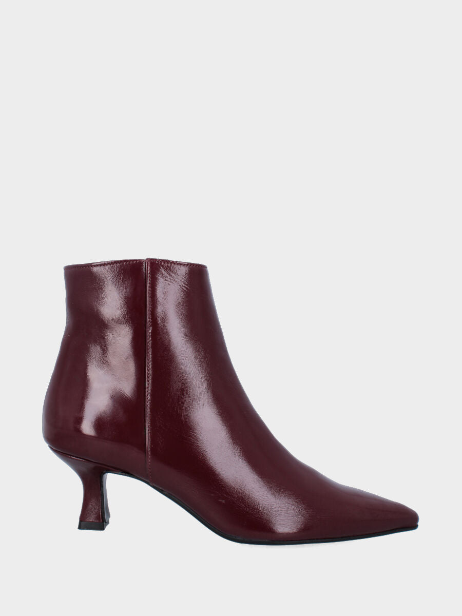 Stivaletto in verlux bordeaux con tacco a calice e punta sfilata
