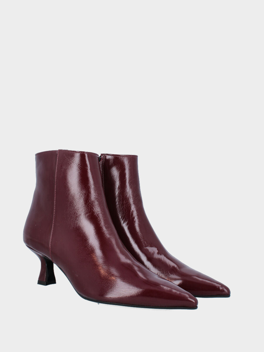 Stivaletto in verlux bordeaux con tacco a calice e punta sfilata