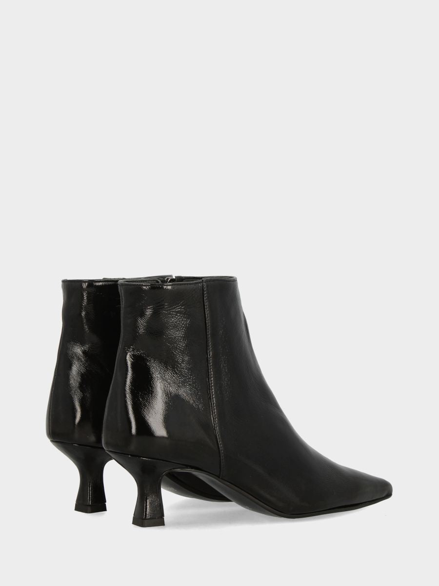 Stivaletto in verlux nero con tacco a calice e punta sfilata