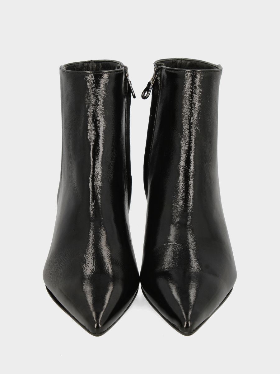 Stivaletto in verlux nero con tacco a calice e punta sfilata