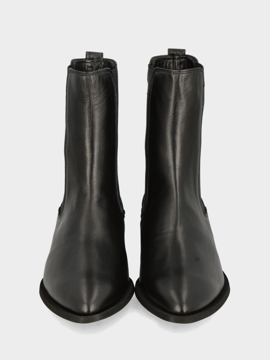 Beatles in vitello nero con punta affusolata e tacco basso