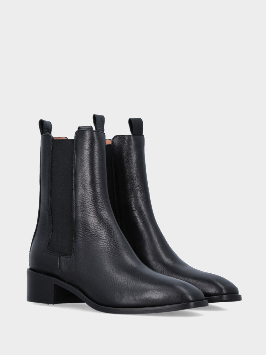 Sandalo monoblocco in vitello rosso con fascia ripiegata
