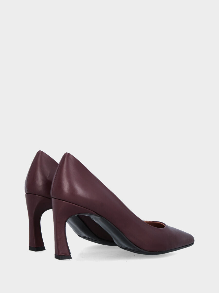 Décolleté in nappa bordeaux con tacco incavato e scollo tondo