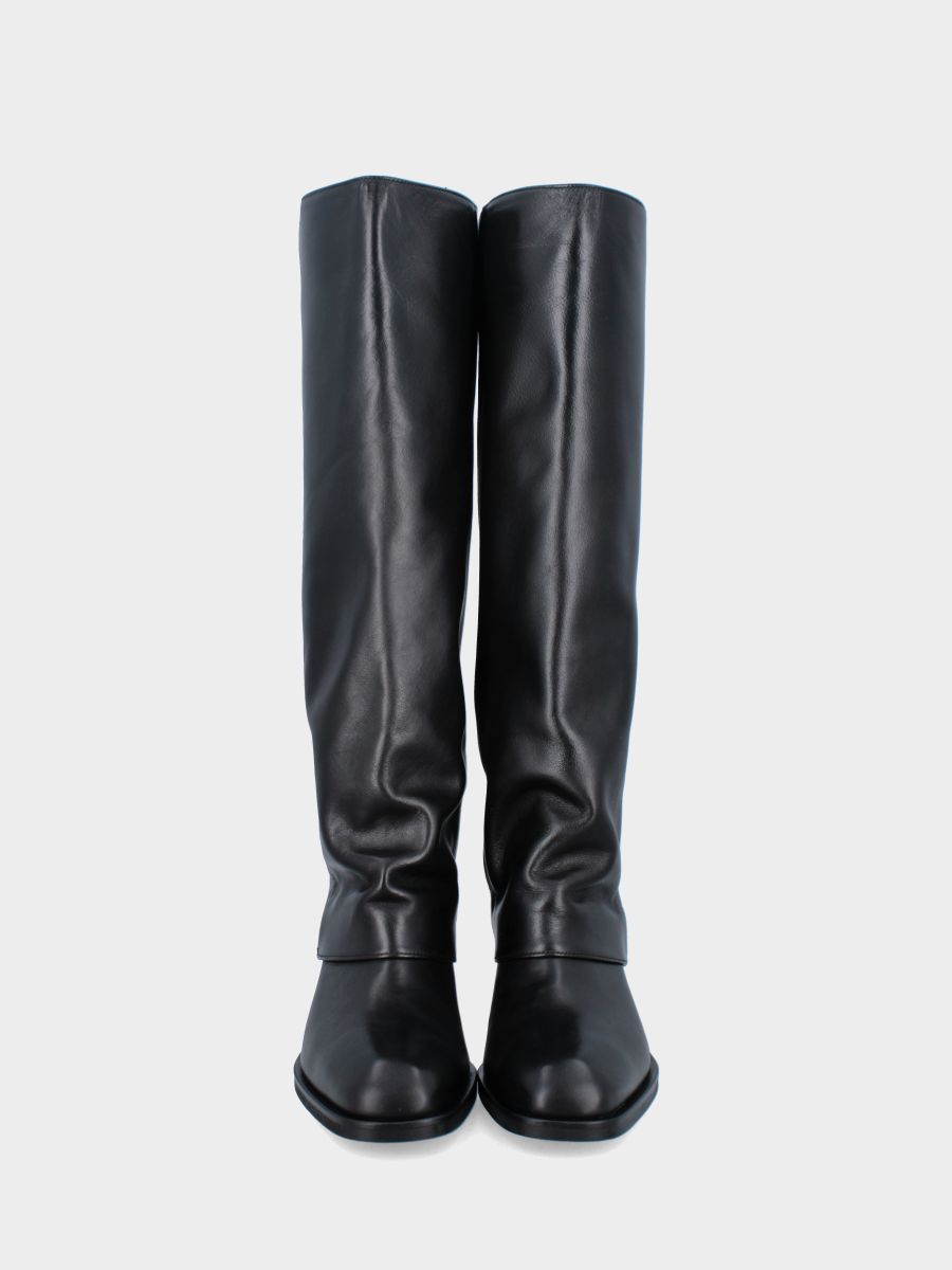 Stivale a tubo in vitello nero con ghetta risvoltata e punta stondata