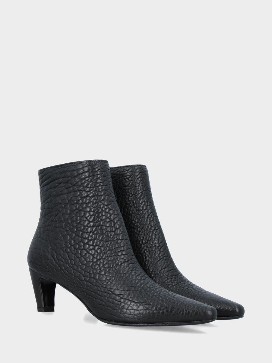 Stivaletto in vitello bottalato nero con tacco banana