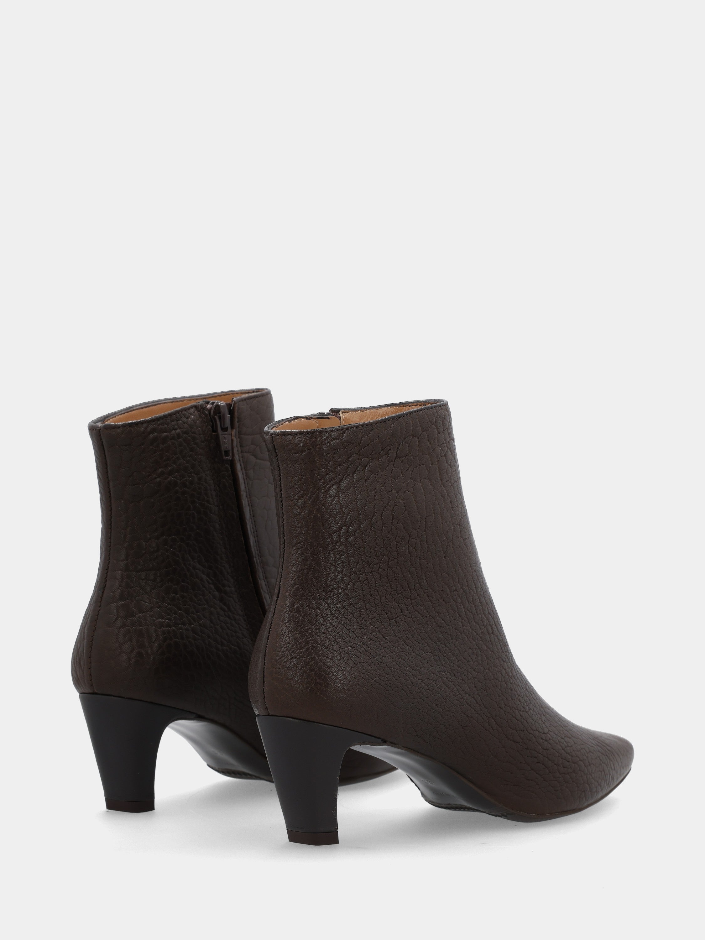 Sandalo monoblocco in vitello rosso con fascia ripiegata