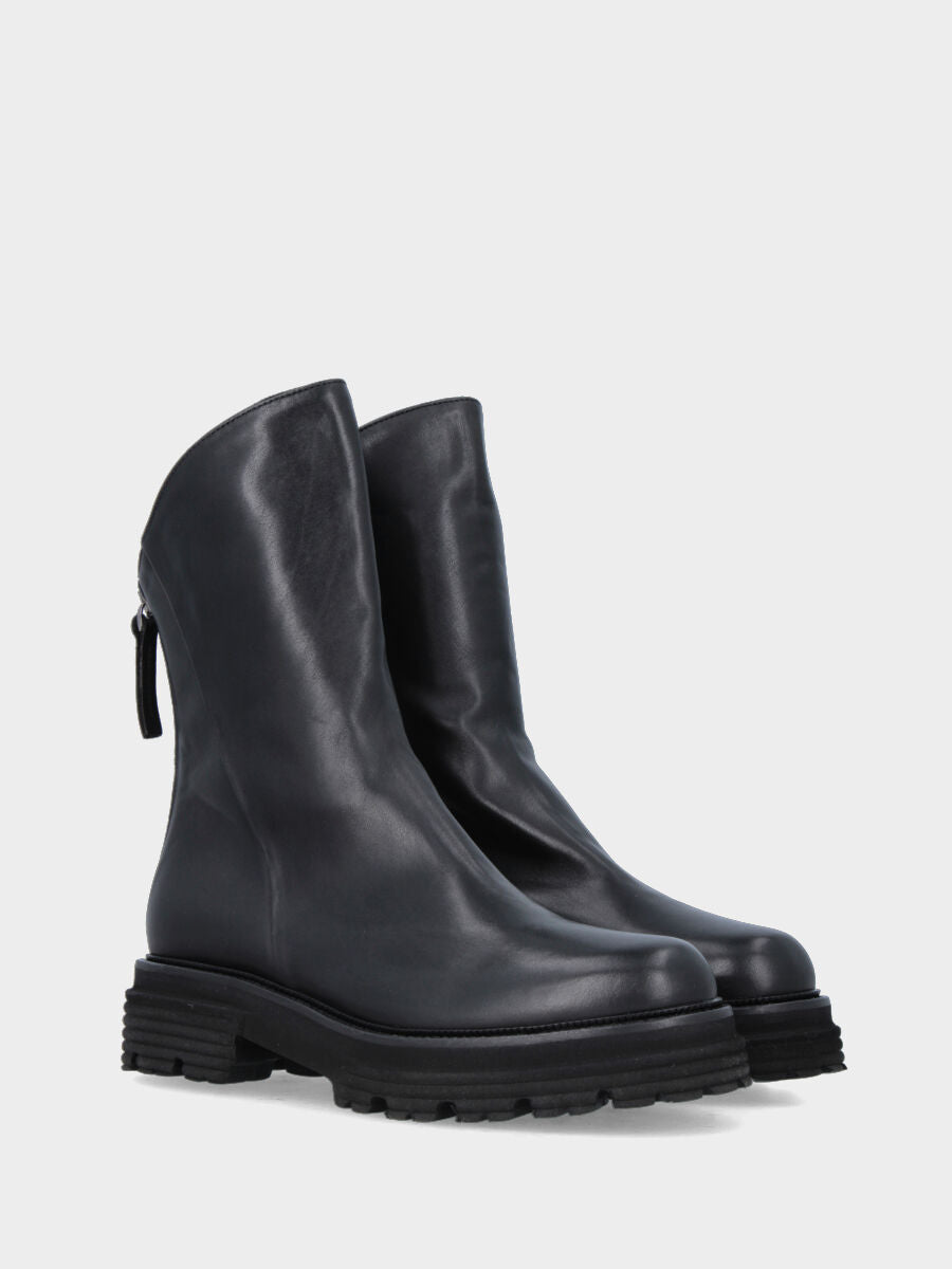 Stivaletto in nappa nera con gambale goffrato e cerniera posteriore