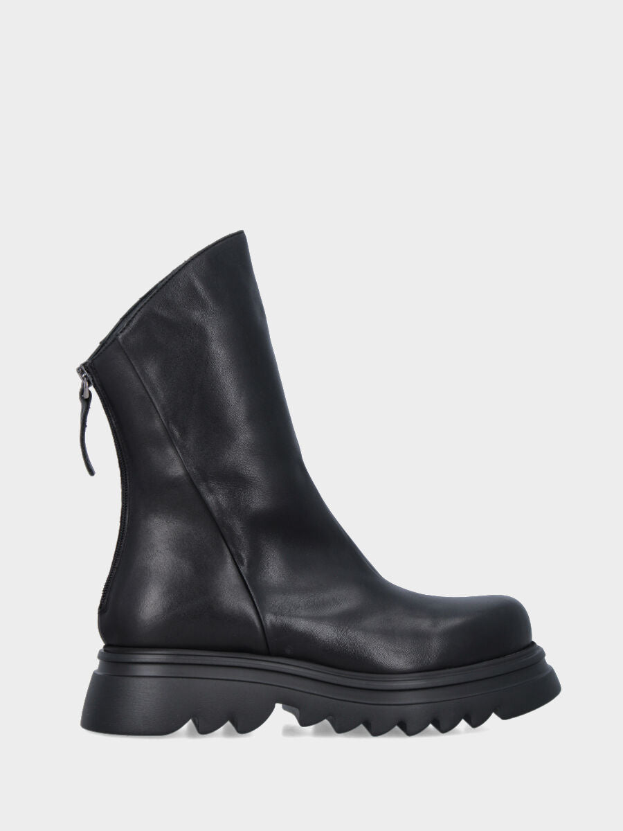 Stivaletto in nappa nera con gambale goffrato e tacco monoblocco