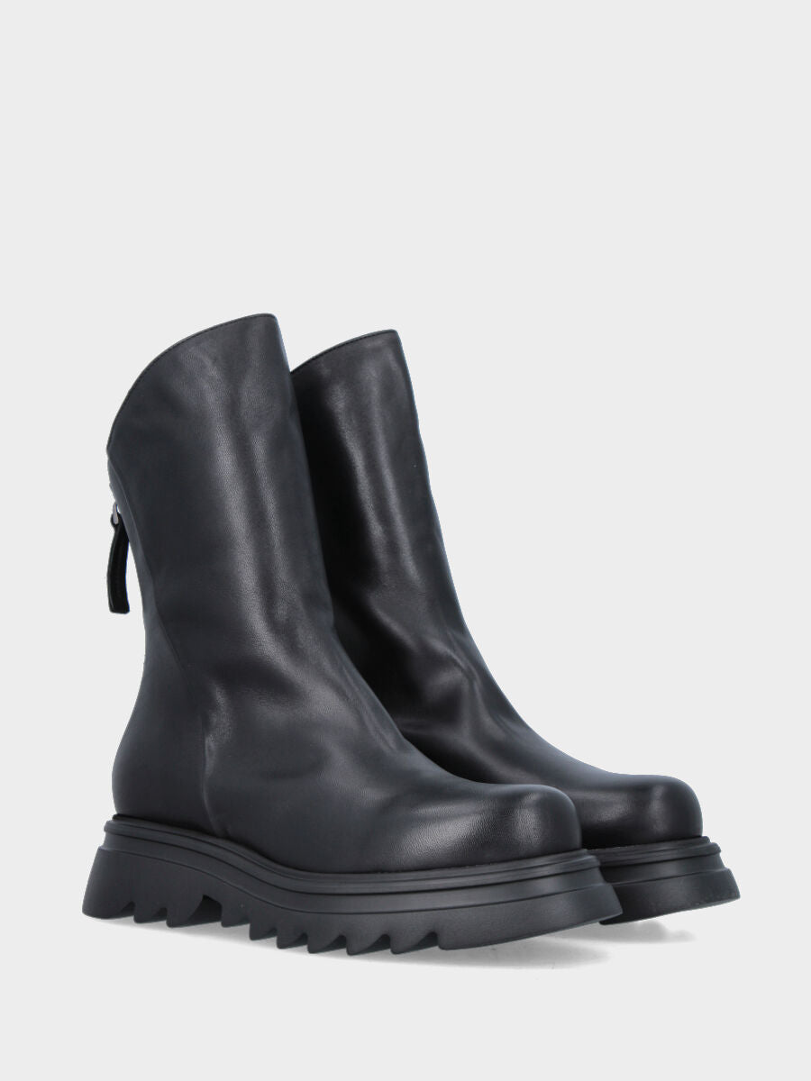 Stivaletto in nappa nera con gambale goffrato e tacco monoblocco