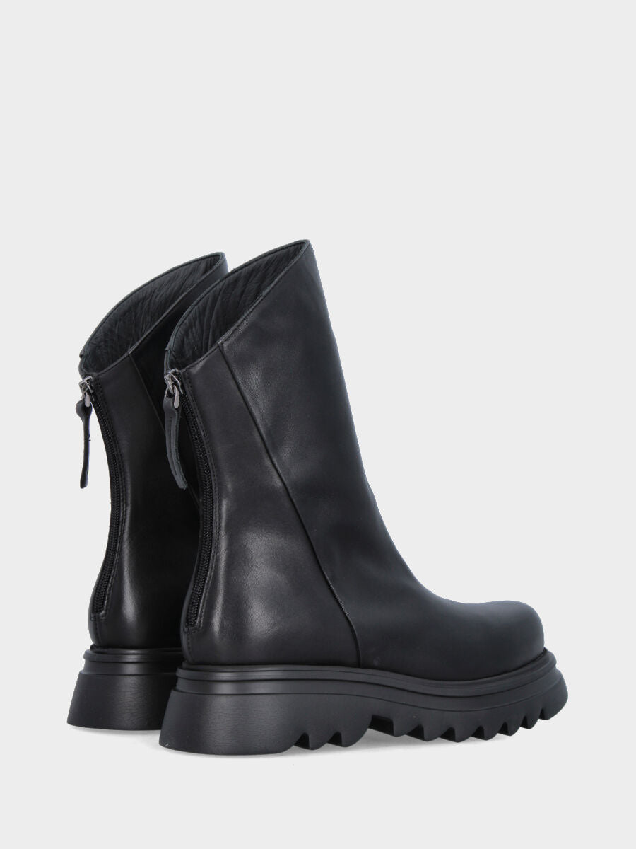 Stivaletto in nappa nera con gambale goffrato e tacco monoblocco