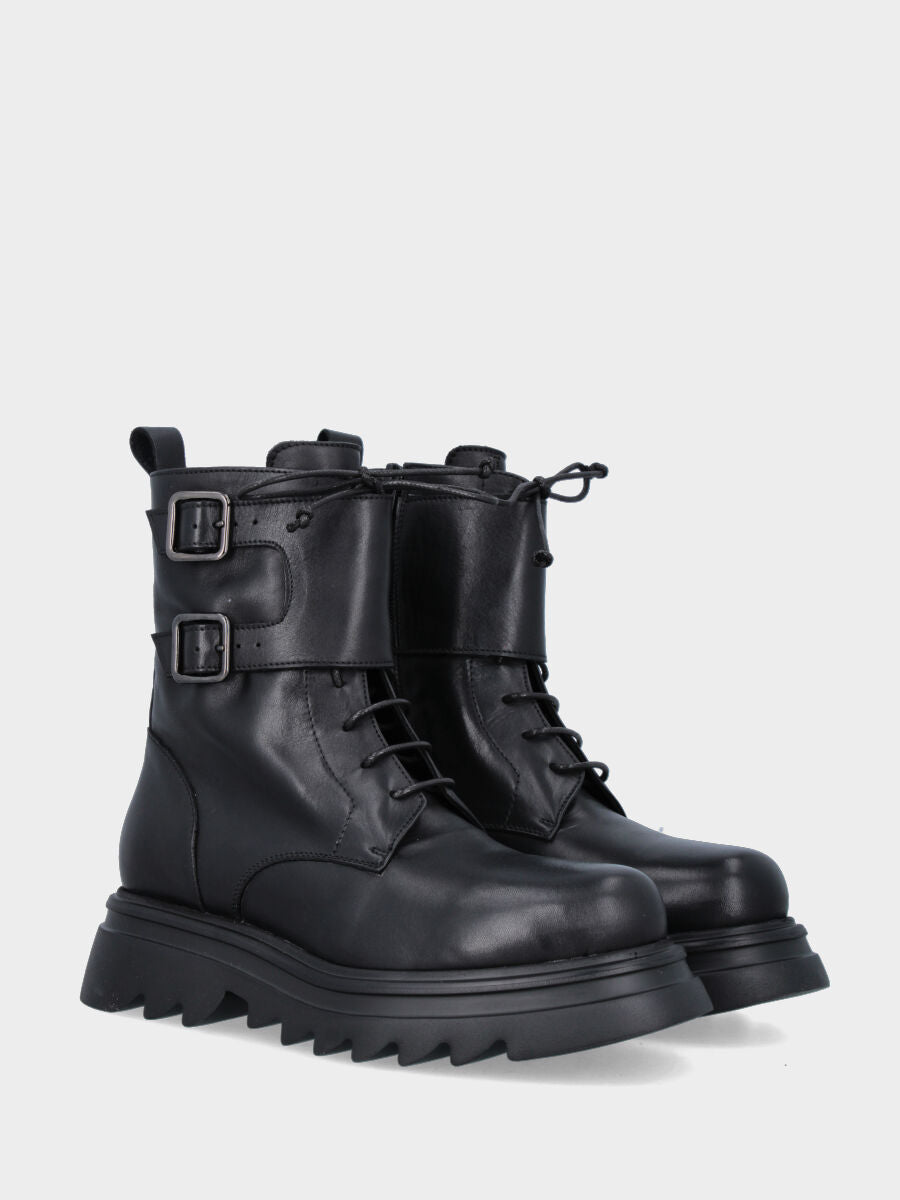 Anfibio in nappa nero con cinturini su gambaletto
