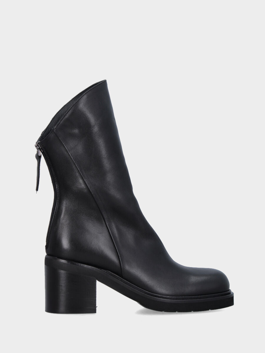 Stivaletto in nappa nera con gambale goffrato