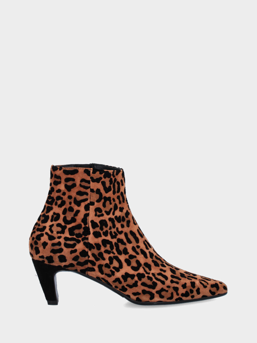 Stivaletto in camoscio leopardato con tacco a coda e punta affusolata