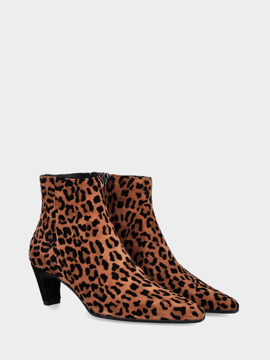 Stivaletto in camoscio leopardato con tacco a coda e punta affusolata