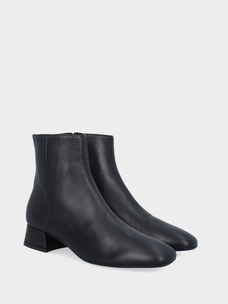 Bottine en nappa noire avec talon bloc et bout carré