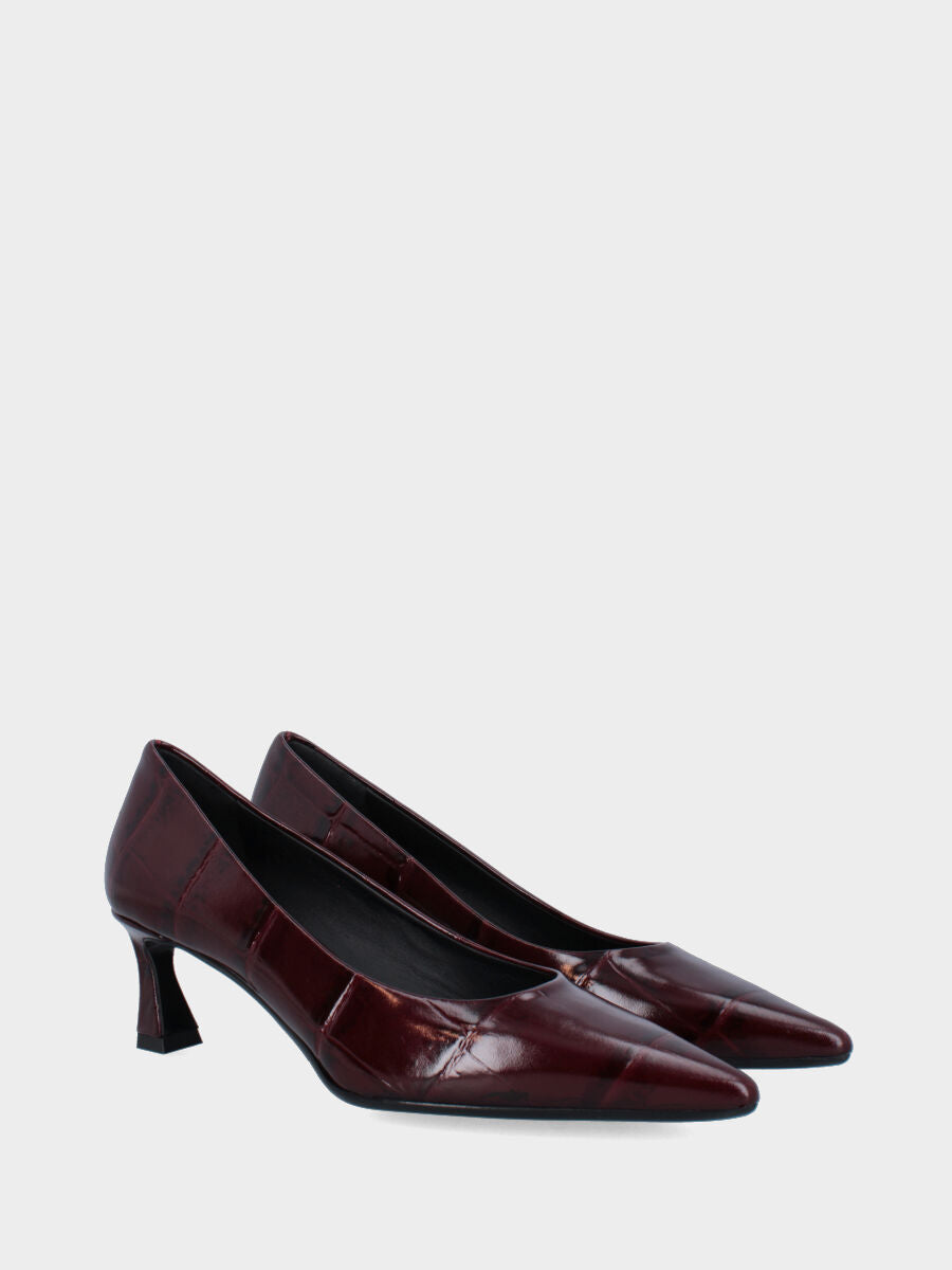 Décolleté in vitello bordeaux effetto coccodrillo con tacco a rocchetto