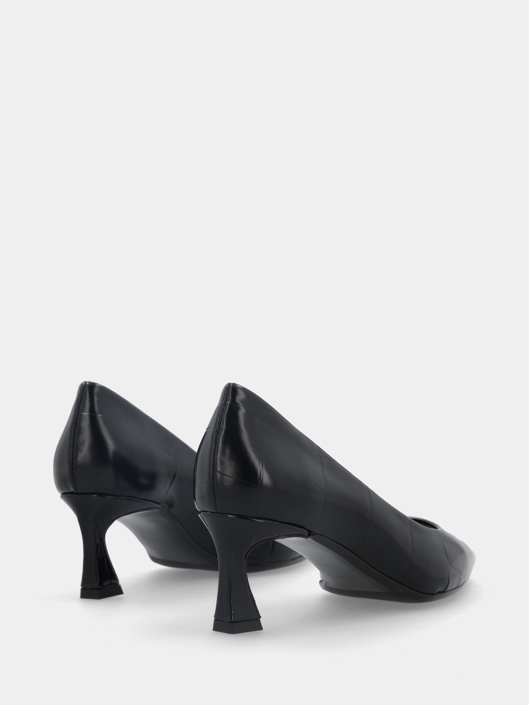 Escarpins en veau noir effet crocodile avec talon bobine