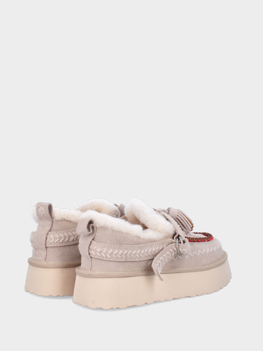 Tronchetto in crosta di montone beige con ricami e nappine sul cinturino