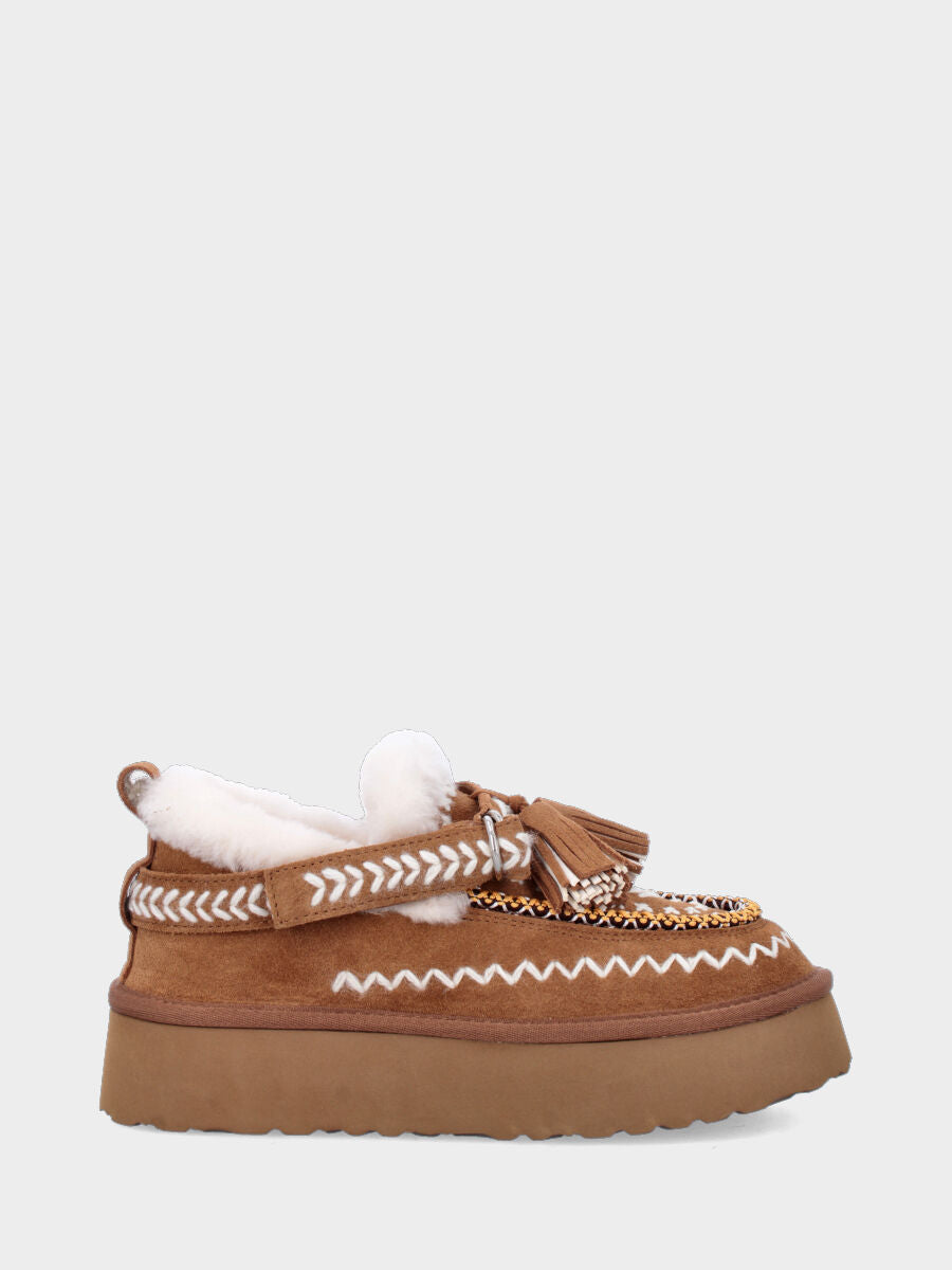 Tronchetto in crosta di montone color cammello con ricami e nappine sul cinturino