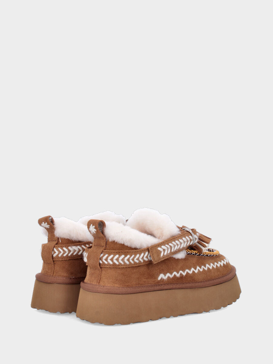 Tronchetto in crosta di montone color cammello con ricami e nappine sul cinturino