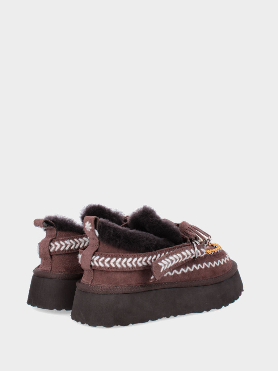 Tronchetto in crosta di montone color caffé con ricami e nappine sul cinturino