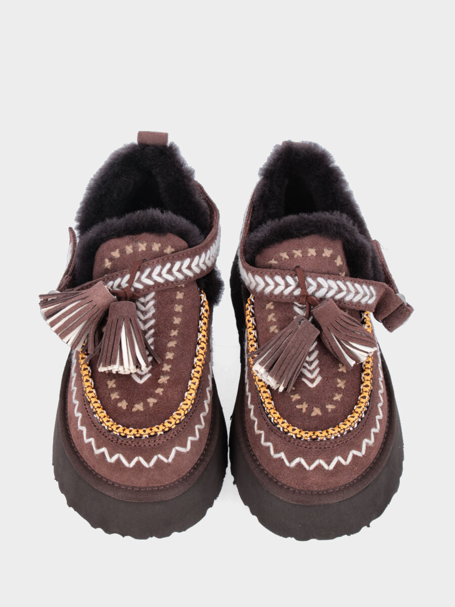 Tronchetto in crosta di montone color caffé con ricami e nappine sul cinturino