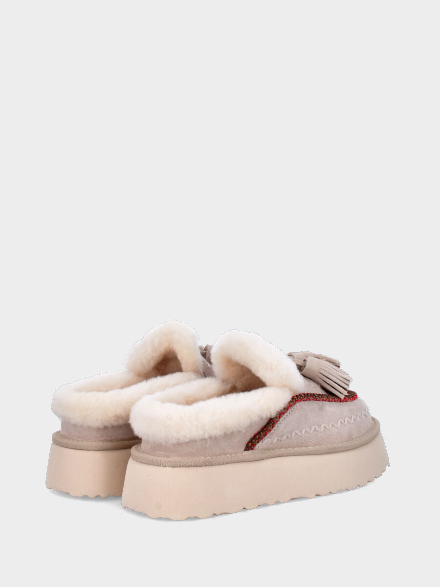 Sabot in crosta di montone beige con ricami e nappine su platform