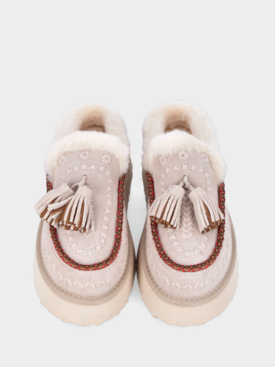 Sabot in crosta di montone beige con ricami e nappine su platform