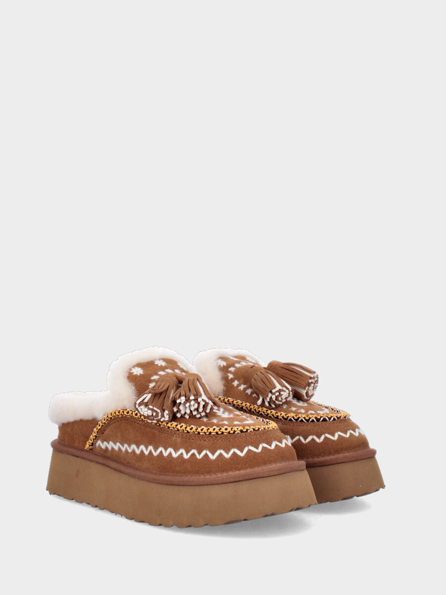 Sabot in crosta di montone color cammello con ricami e nappine su platform