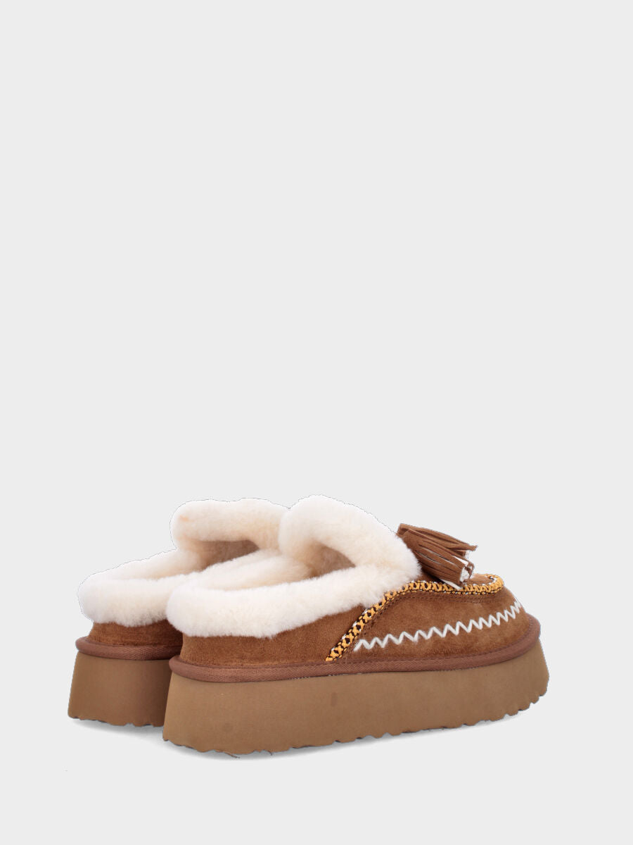 Sabot in crosta di montone color cammello con ricami e nappine su platform