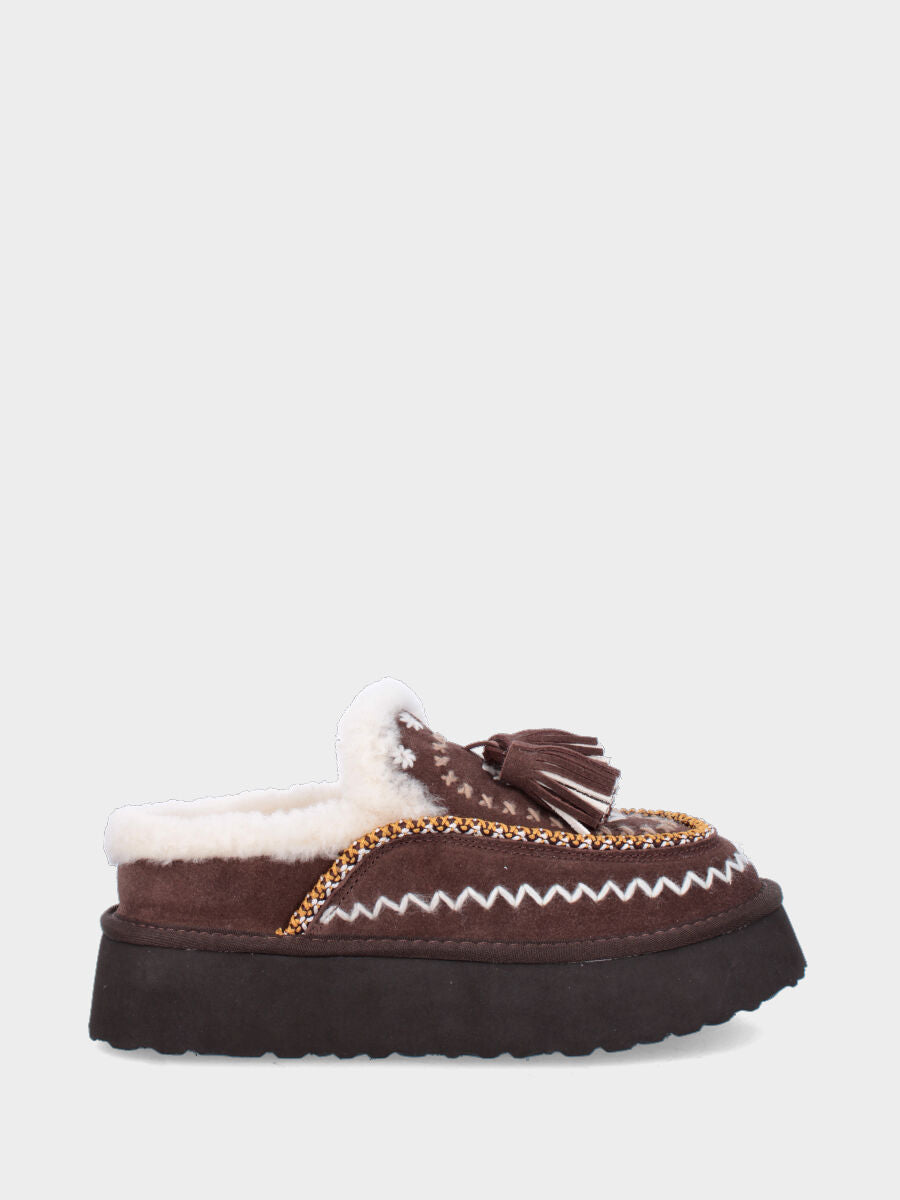 Sabot in crosta di montone color caffè con ricami e nappine su platform