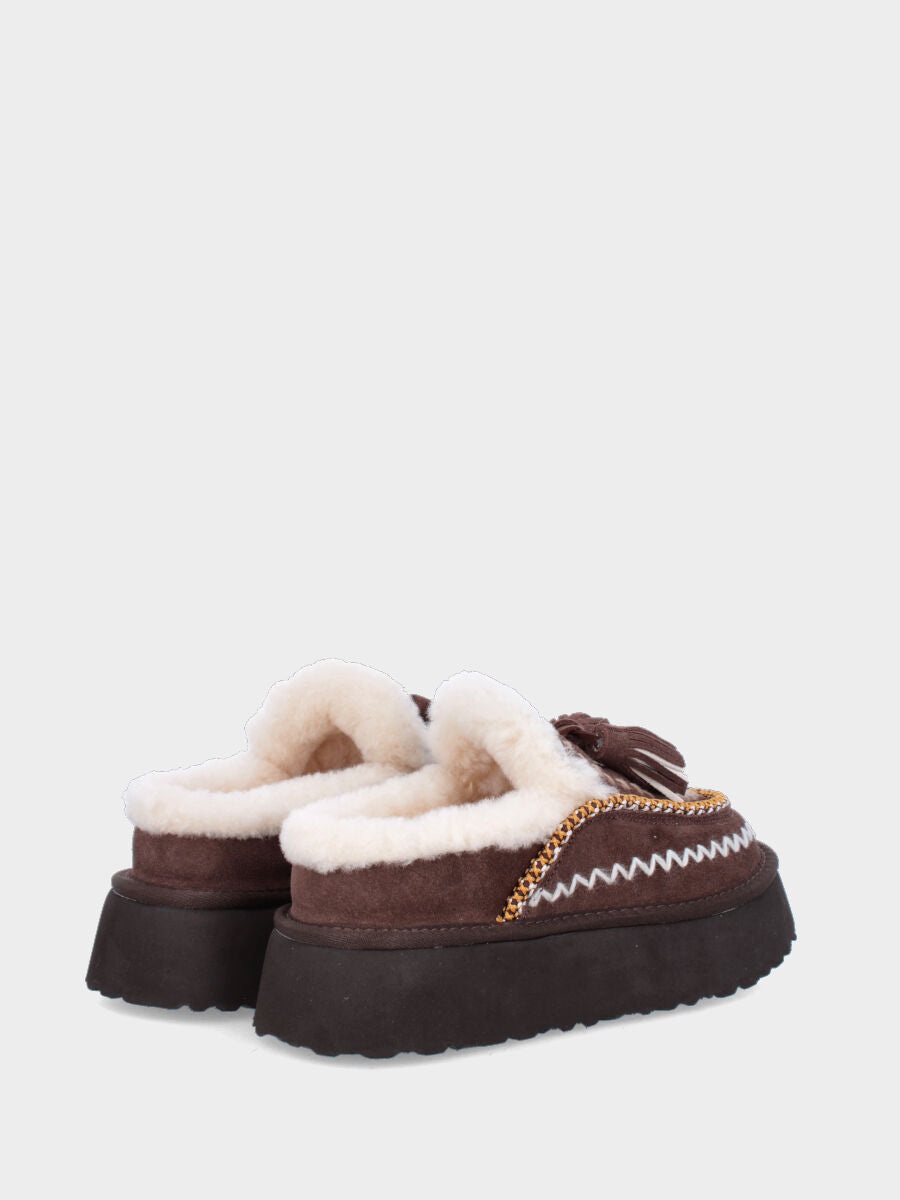 Sabot in crosta di montone color caffè con ricami e nappine su platform