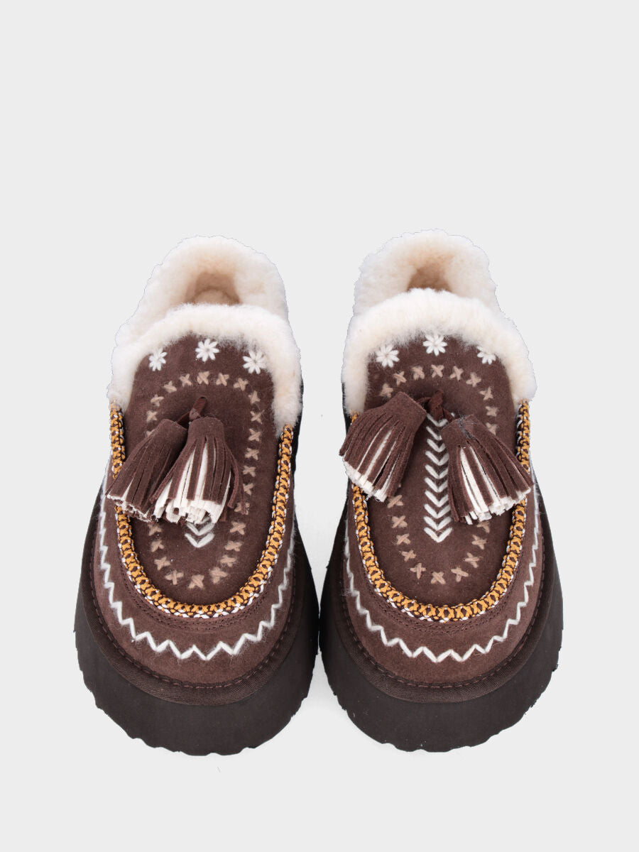 Sabot in crosta di montone color caffè con ricami e nappine su platform