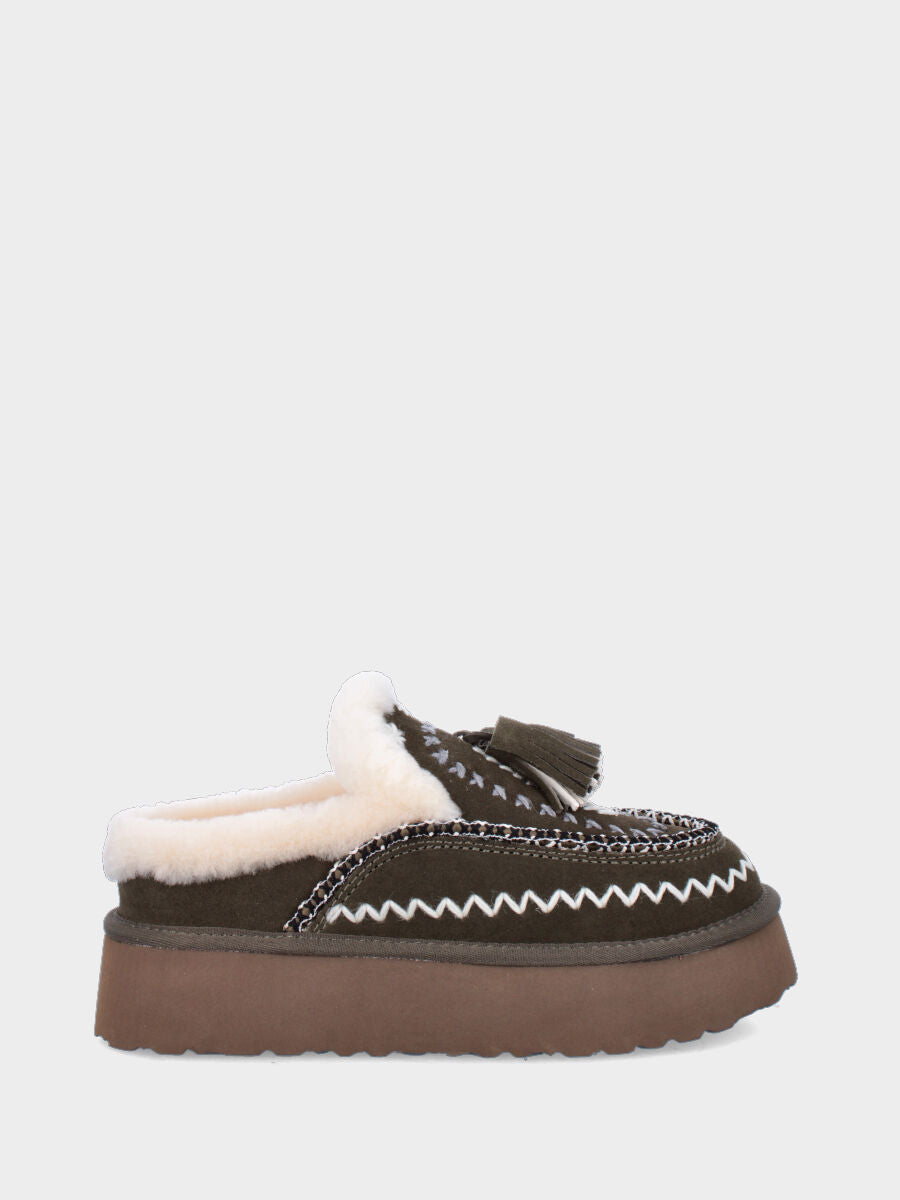 Sabot in crosta di montone verde con ricami e nappine su platform