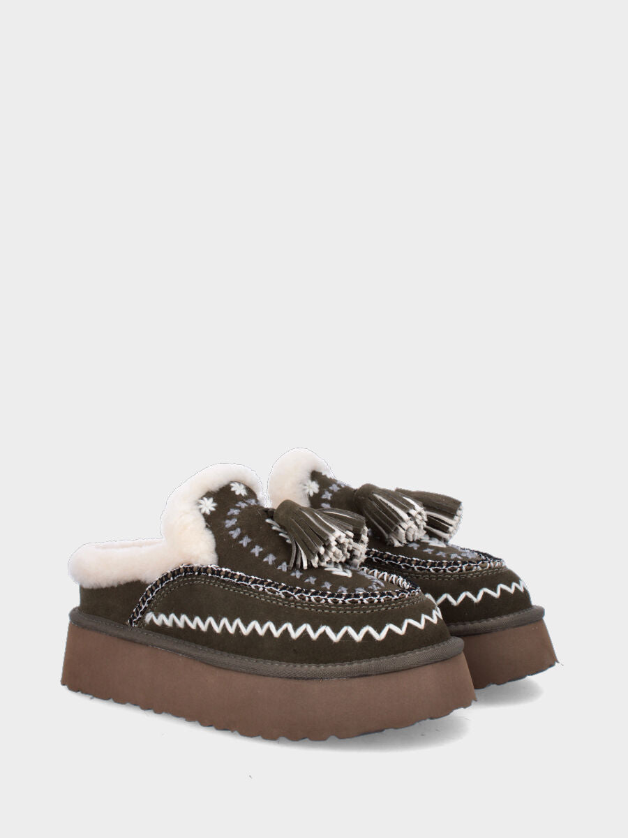 Sabot in crosta di montone verde con ricami e nappine su platform