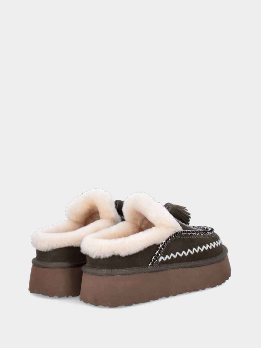 Sabot in crosta di montone verde con ricami e nappine su platform