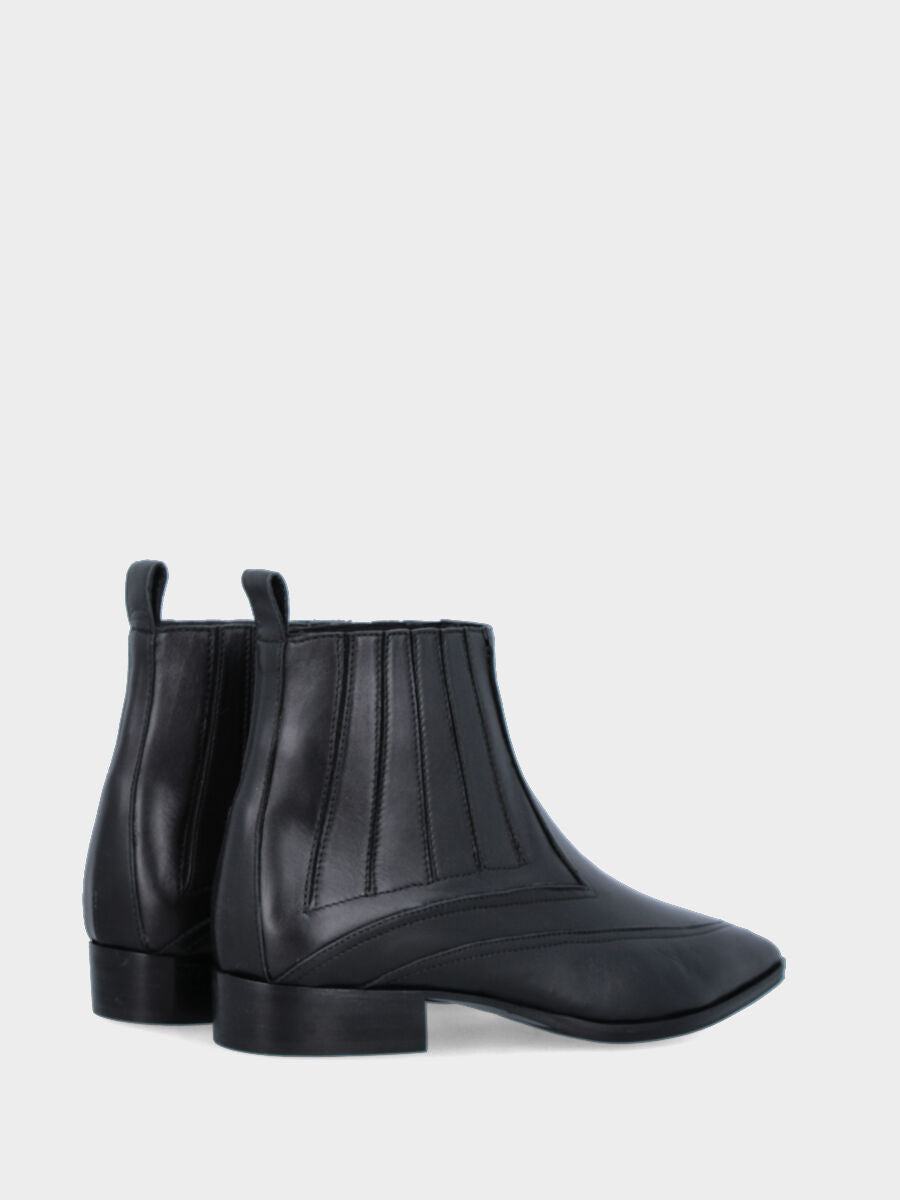 Tronchetto in nappa nera con tomaia a V e fascette in pelle