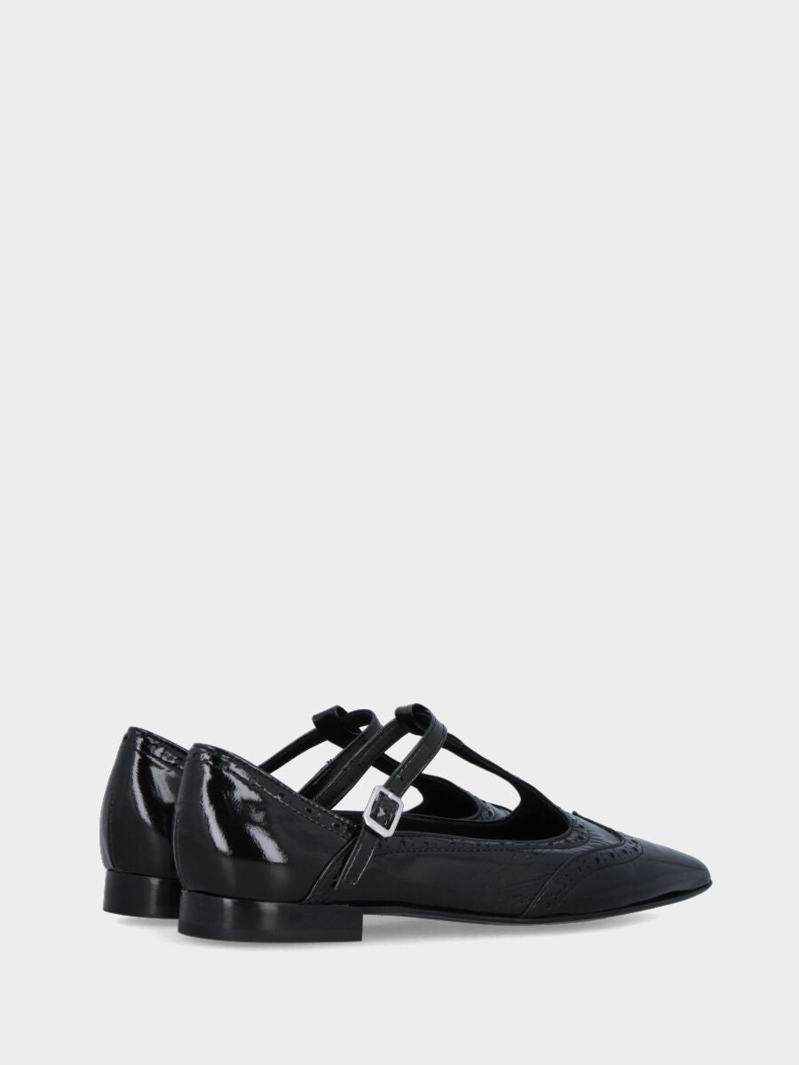Mary Jane in verlux nero con bucature decorative e punta sfilata