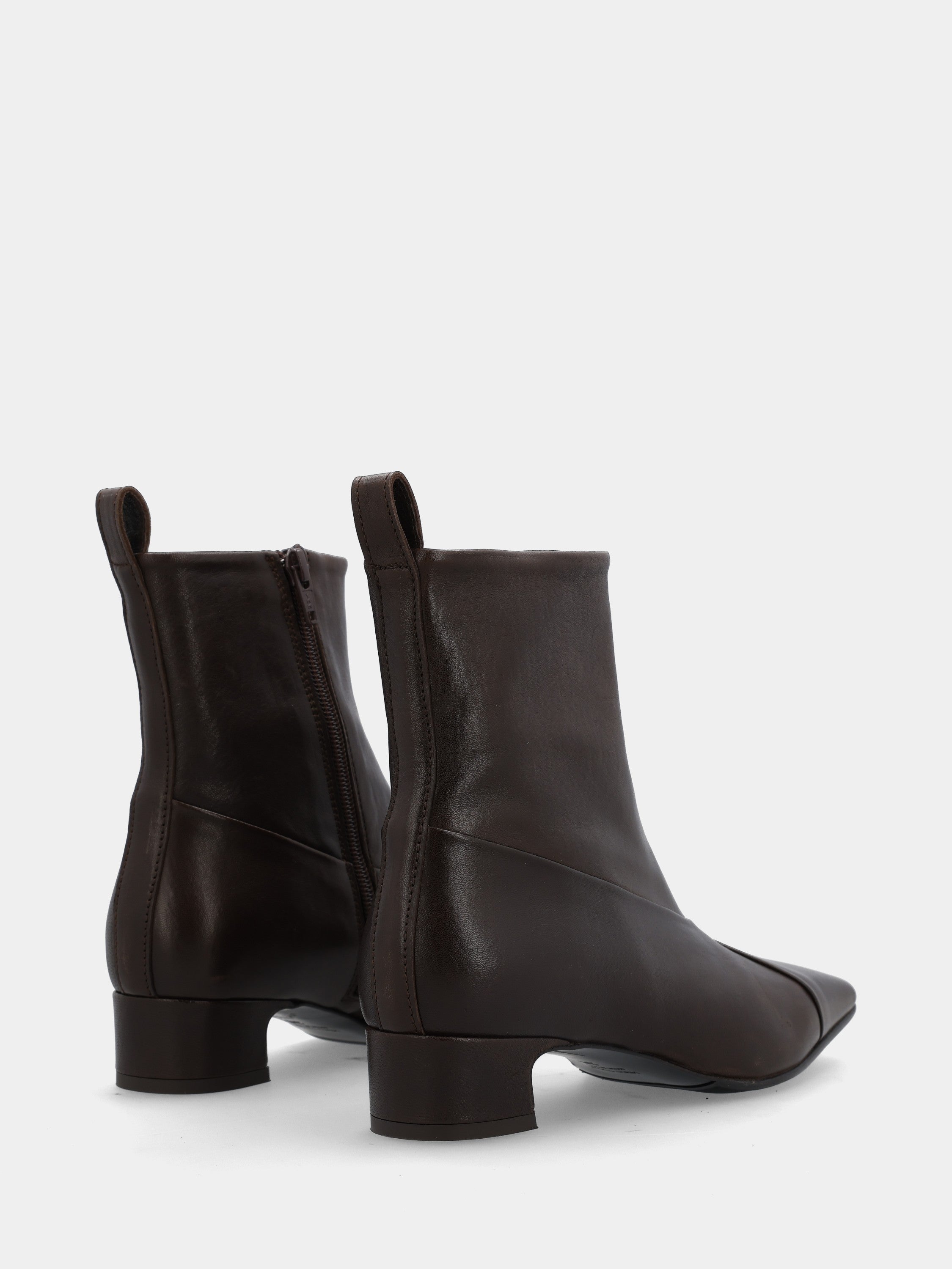 Sandalo monoblocco in vitello rosso con fascia ripiegata