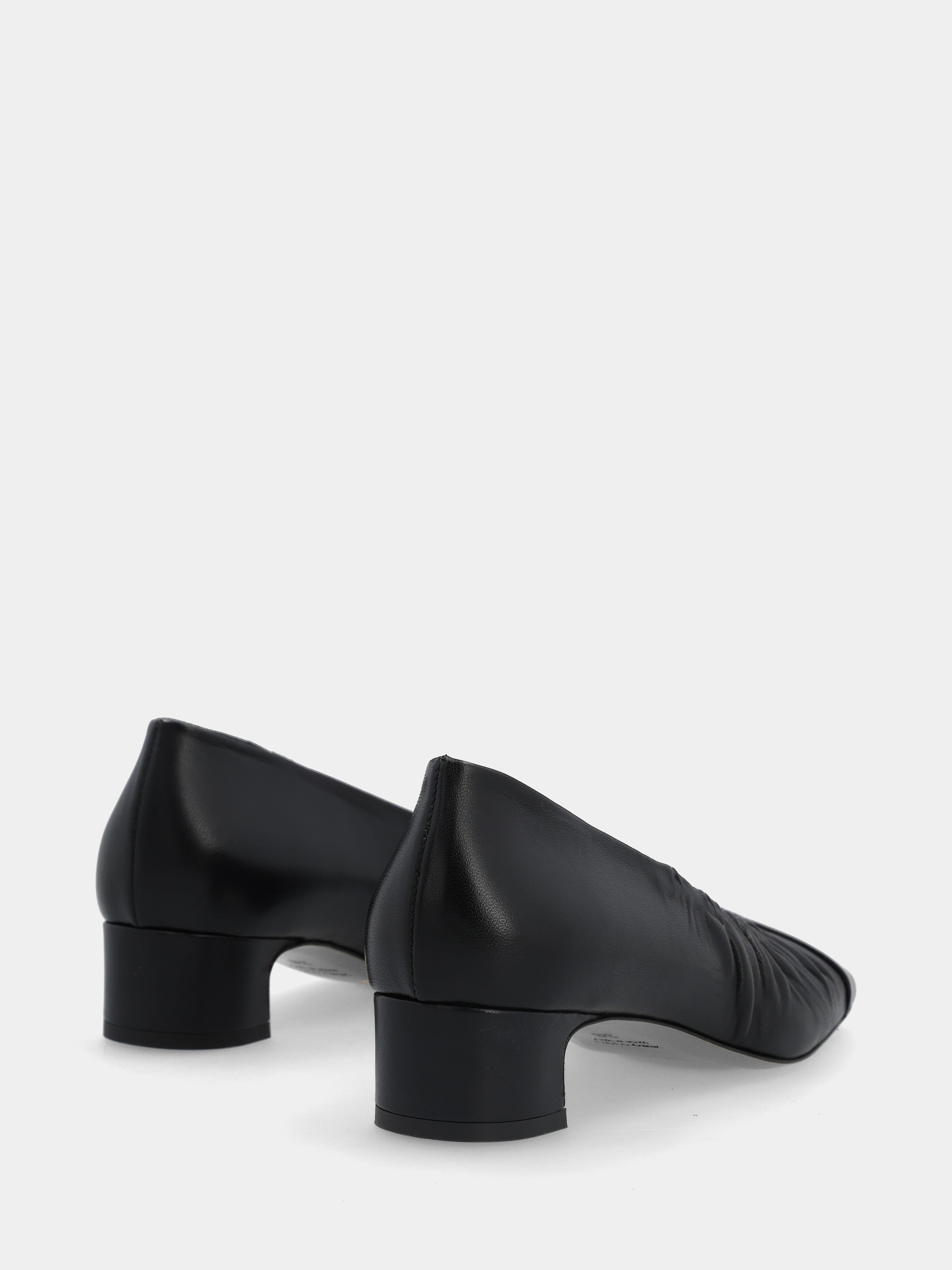 Sandalo monoblocco in vitello rosso con fascia ripiegata